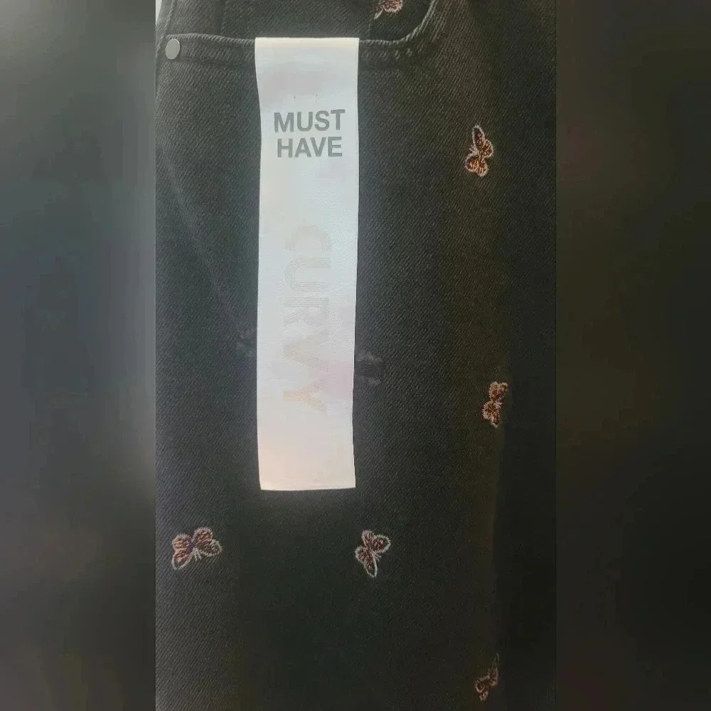 NWT Tinseltown Junior's Butterfly Pattern Distressed Jeans Size 5 - Picture 4 of 8